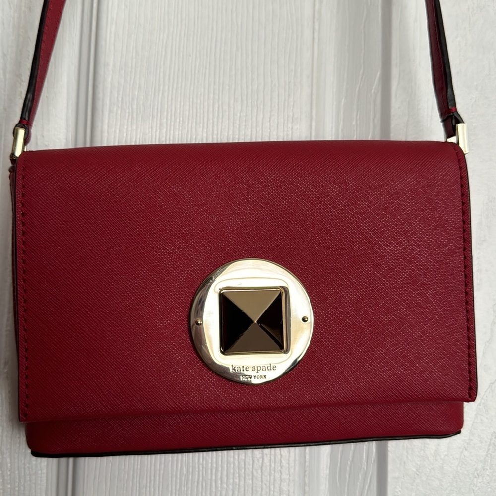 Kate Spade New York small handbag. Beautiful color, almost new!